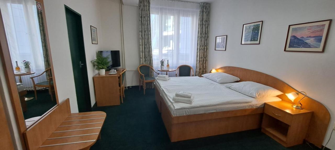 Hotel Legie Прага Экстерьер фото