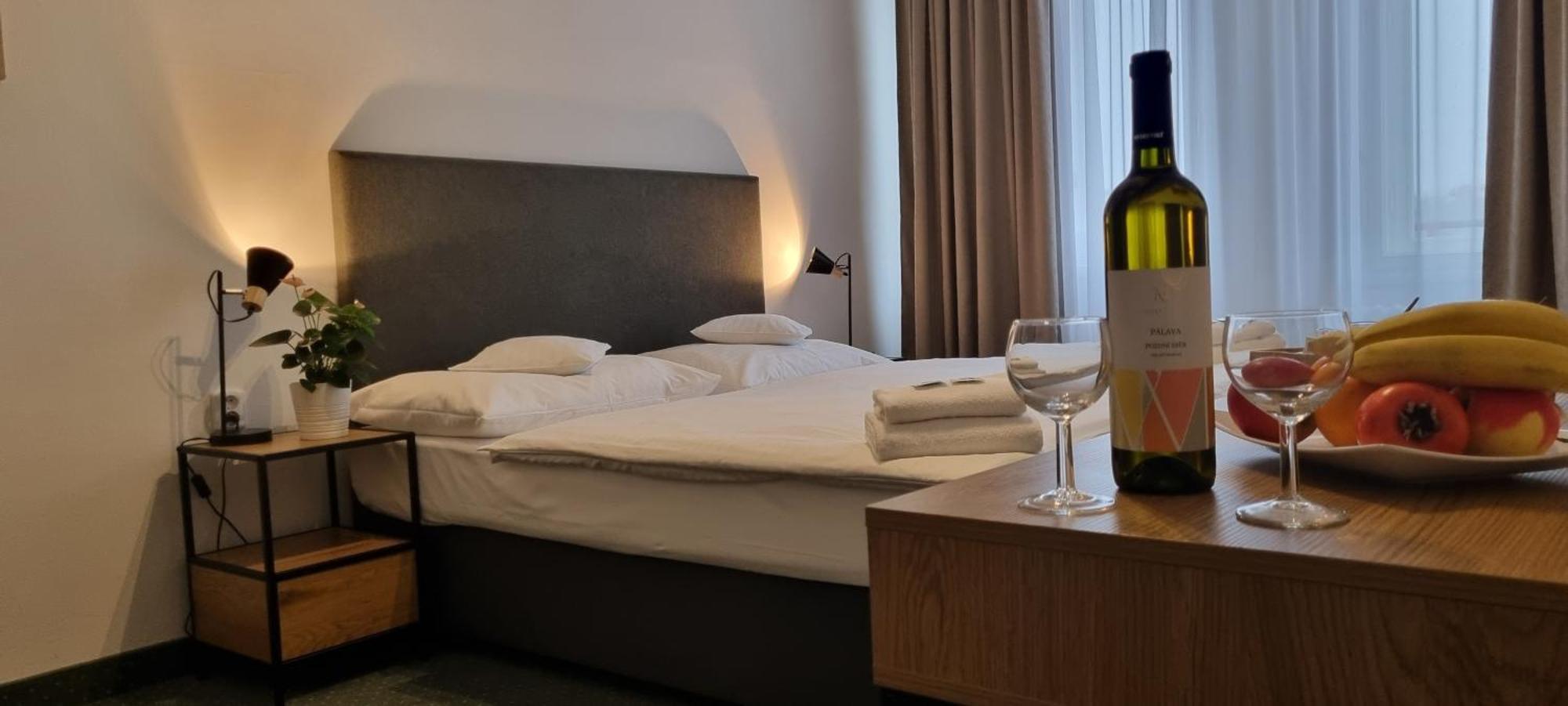 Hotel Legie Прага Экстерьер фото